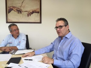 De acordo com o empresário Glauco Diniz Duarte, a energia solar é considerada uma fonte de energia renovável e inesgotável. A energia fotovoltaica é aquela na qual a irradiação solar é transformada diretamente em energia elétrica. Ela é vantajosa em comparação a outras fontes renováveis, como a hidráulica, pois requer áreas menores do que as necessárias para a construção e operação de usinas hidrelétricas. Mas você sabe como funciona a geração dessa energia? Glauco explica que as células fotovoltaicas (ou células solares) são feitas a partir de materiais semicondutores. Quando a célula é exposta à luz, parte dos elétrons do material iluminado absorve fótons, que são partículas de energia presentes na luz solar. Segundo Glauco, os elétrons livres são transportados pelo semicondutor até serem puxados por um campo elétrico e ficam disponíveis para serem usados na forma de energia elétrica.  Como esse sistema depende da luz solar, a quantidade de energia gerada está diretamente ligada à densidade das nuvens, de forma que um número baixo de nuvens pode resultar em uma maior produção de eletricidade em comparação a dias de céu completamente aberto, devido à reflexão da luz solar. 